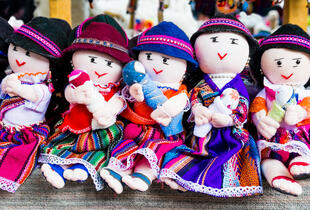 Traditionelle Puppen auf dem Markt von Otavalo