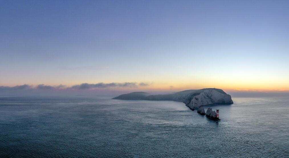 Blick vom Meer aus auf The Needles