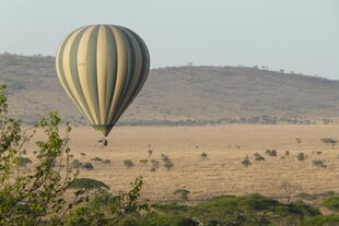 Heißluftballon über der Savanne Tansanias