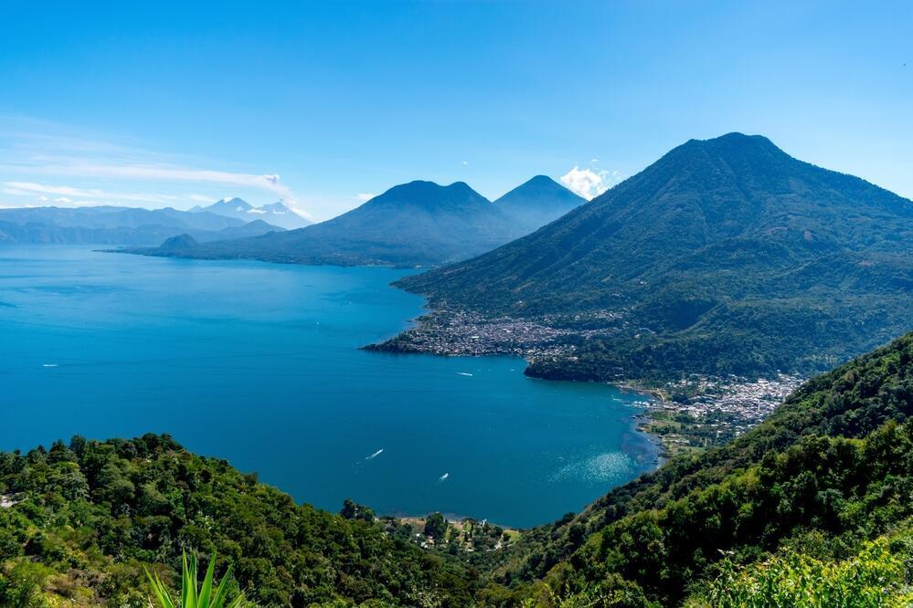 Blick auf den Atitlán-See mit den Vulkanen San Pedro, Atitlán und Tolimán