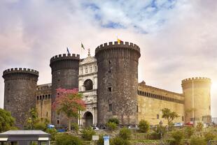 Castel Nuovo im Sonnenschein