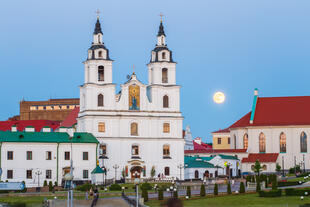 Mond über Heilig-Geist-Kathedrale