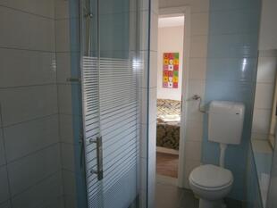 Badezimmer mit Dusche und WC