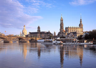 Dresdener Frauenkirche am Ufer der Elbe 