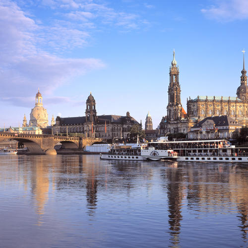 Dresdener Frauenkirche am Ufer der Elbe 