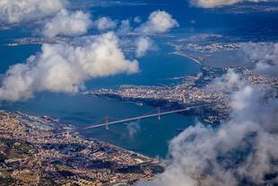 Luftaufnahme von Ponte 25 de Abril in Lissabon