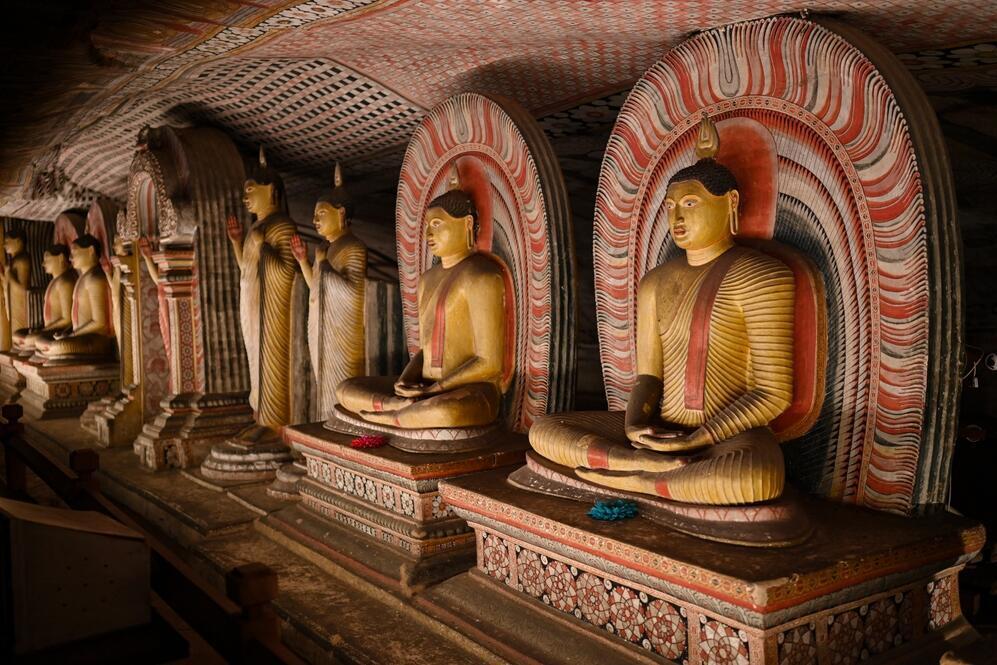 Statuen im Dambulla Höhlentempel