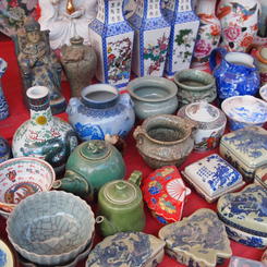 Keramikverkauf auf einem landestypischen Markt