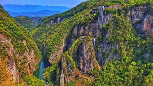 Panoramablick von der Glasbrücke in Zhangjiaji