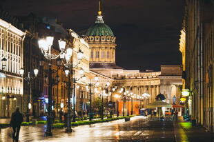 St. Petersburg bei Nacht Sehenswürdigkeit Kasaner Kathedrale
