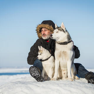 Mann mit Husky 