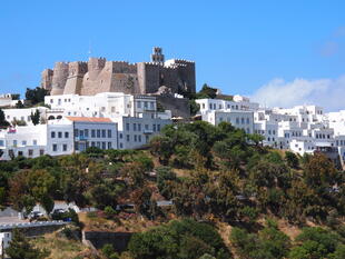 Sicht auf das Johanneskloster über der Chora von Patmos 