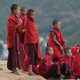 Bhutanische Jungen in ihrer traditionellen Kleidung
