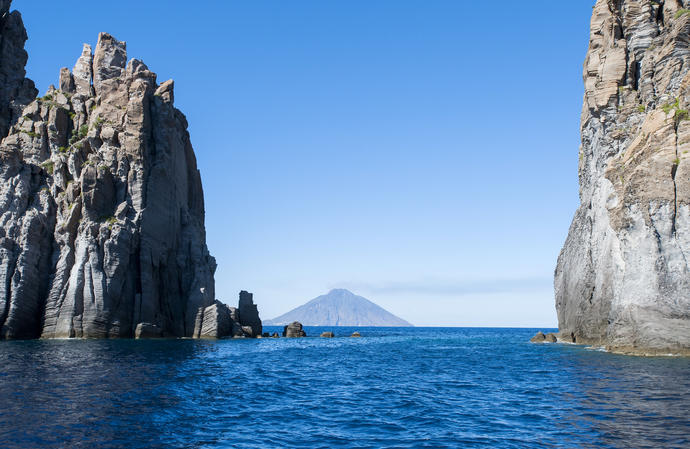 Felsen mit Blick auf Stromboli Vulkan