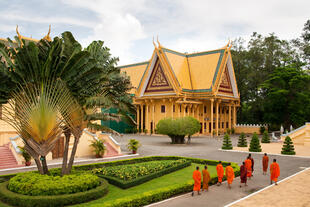 Mönche vor dem Palast in Phnom Penh