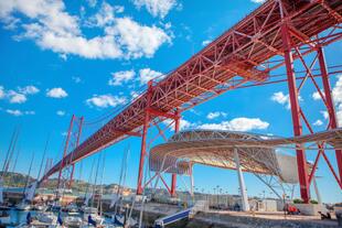 Architekturdetails der Hängebrücke in Lissabon
