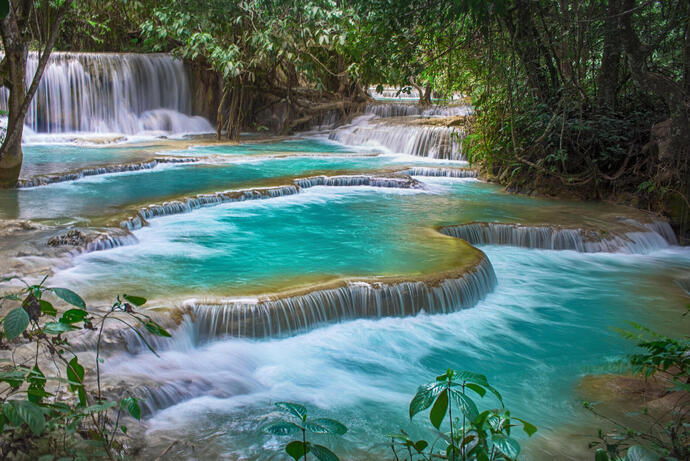 Blick auf die Kuang Si Wasserfälle in Laos