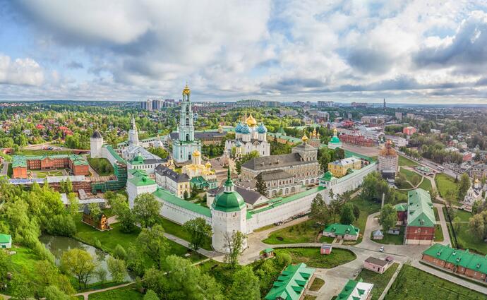 Panoramablick auf das Dreifaltigkeitskloster des Heiligen Sergius im Wallfahrtsort Sergijew Possad