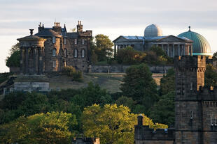 Tagesanbruch über dem Calton Hill