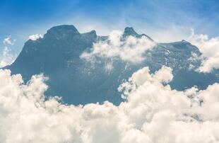 wolkenverschleierter Mount Kinabalu 