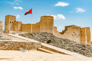 Bahla Fort mit omanischer Flagge