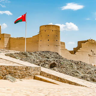 Bahla Fort mit omanischer Flagge