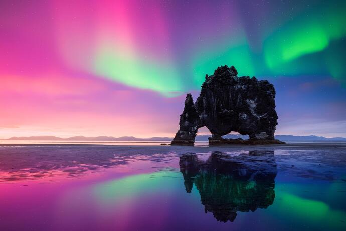 Die in grün und rosa leuchtenden Polarlichter in Island