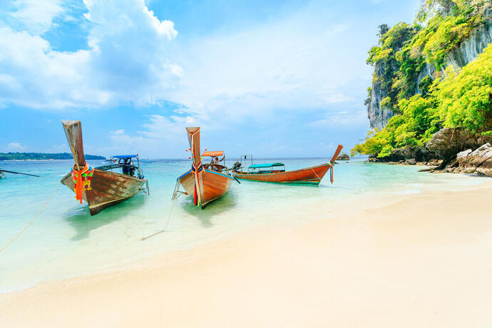 Boote am Strand von Phuket