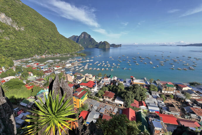 Blick von oben auf die Gemeinde El Nido und den Strand