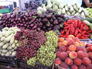 frisch geerntetes Gemüse und Obst auf zypriotischem Markt