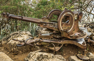 Altes Maschinengewehr auf dem Phou Si
