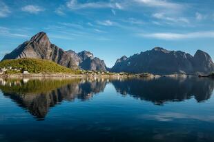 Blick auf die Bergkette der Lofoten