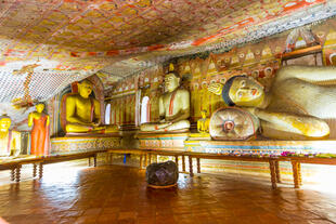 Buddhastatuen im Dambulla-Höhlentempel