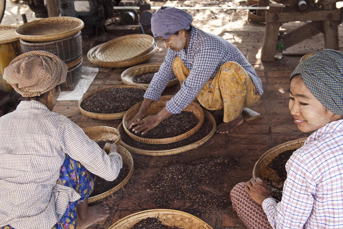 Burmesische Frauen bei der Handarbeit