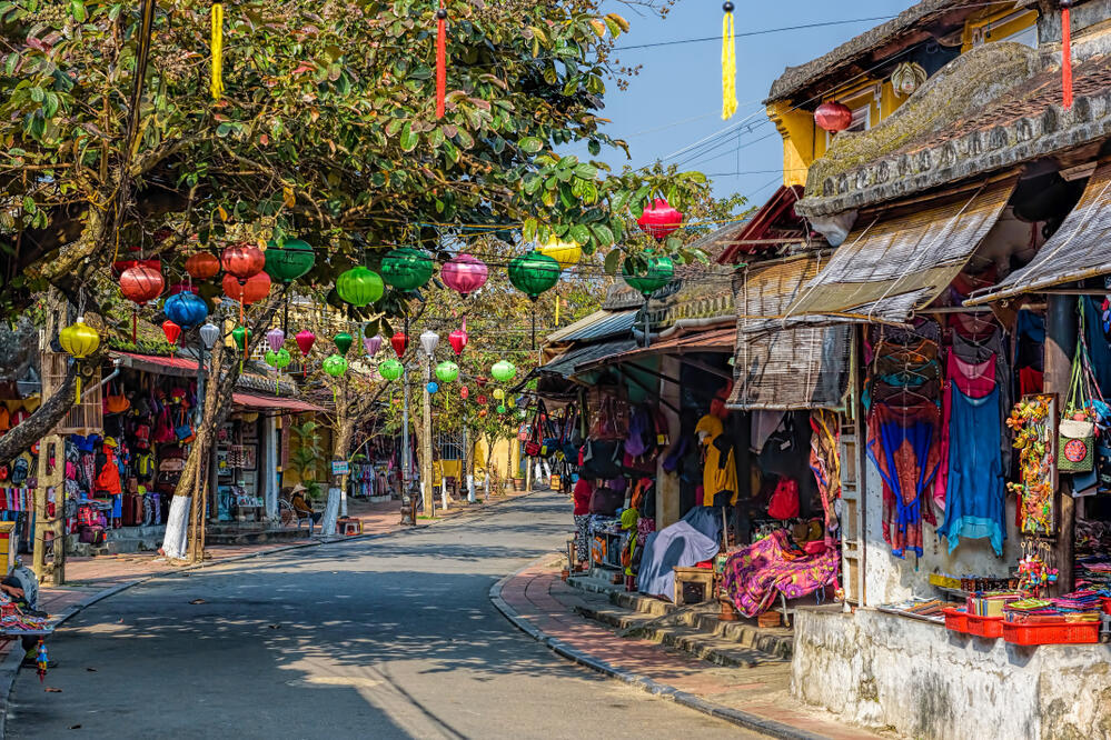 Straße mit Geschäften in Hoi An
