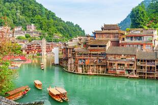 Am Flusse Tuo-Jiang der malerischen Stadt Fenghuang 