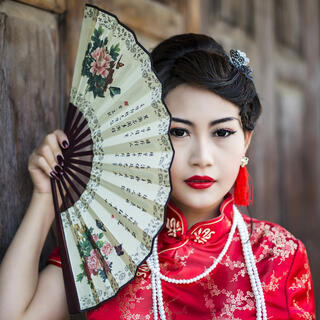 Chinesin im traditionellen roten Qipao