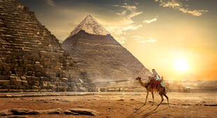 Kamelreiter vor den Pyramiden von Gizeh Ägypten Sehenswürdigkeiten
