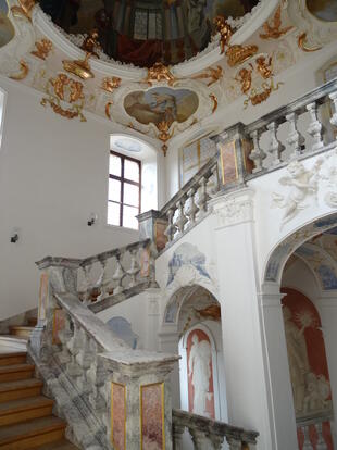 Kunstvoll hergerichteter Treppenaufgang im Kloster