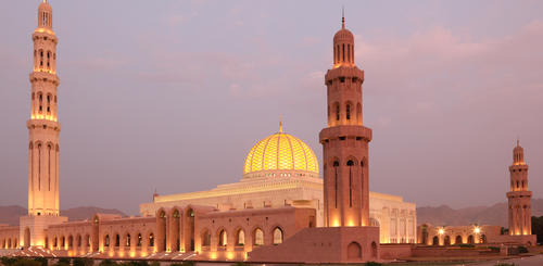 Blick auf die Sultan Qaboos Moschee bei Nacht