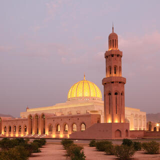 Blick auf die Sultan Qaboos Moschee bei Nacht