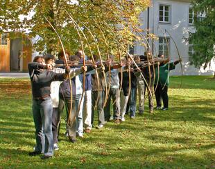 Meditatives Bogenschießen im Grünen 