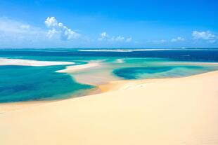 Strand, Sanddünen und türkisblaues Wasser