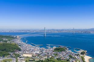 Blick auf die Insel Awaji und die Akashi-Kaikyō-Brücke