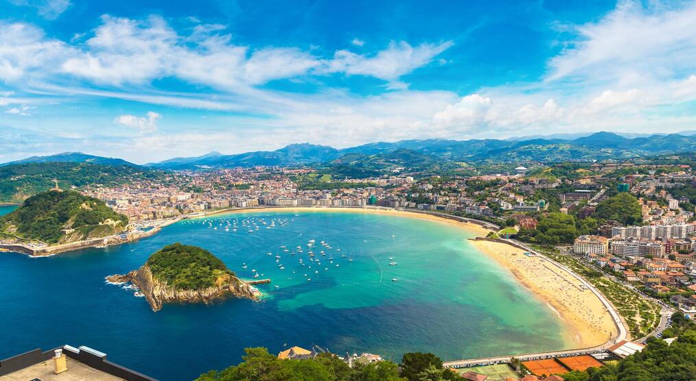 Panoramablick auf die Bucht von Donostia, San Sebastian Urlaub