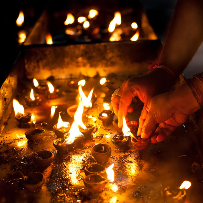 Gläugige beim Anzünden von Öllampen beim hinduistischen Fest des Lichtes Diwali