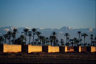 Marrakeschs Stadtmauer vor dem Atlasgebirge 