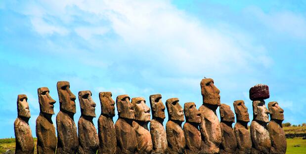 Blick auf die Maoi Statuen während einer Rundreise durch Chile mit Osterinseln