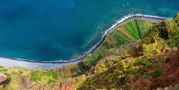 Blick von der Steilklippe Cabo Girão bei einer 8 Tage Madeira Standortreise 