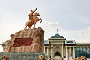 Damdin Sukhbaatar Statur und Parlament am Suhbaatar Square
